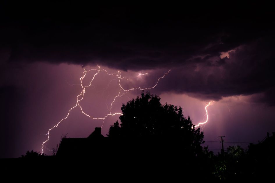 Tormenta eléctrica afecta a Milagro: alertas por relámpagos y recomendaciones de seguridad