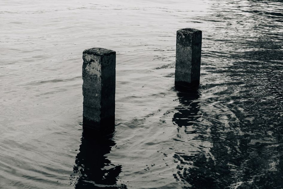 Alerta por crecida del Estero Los Monos en Milagro: moradores vigilan el nivel del agua