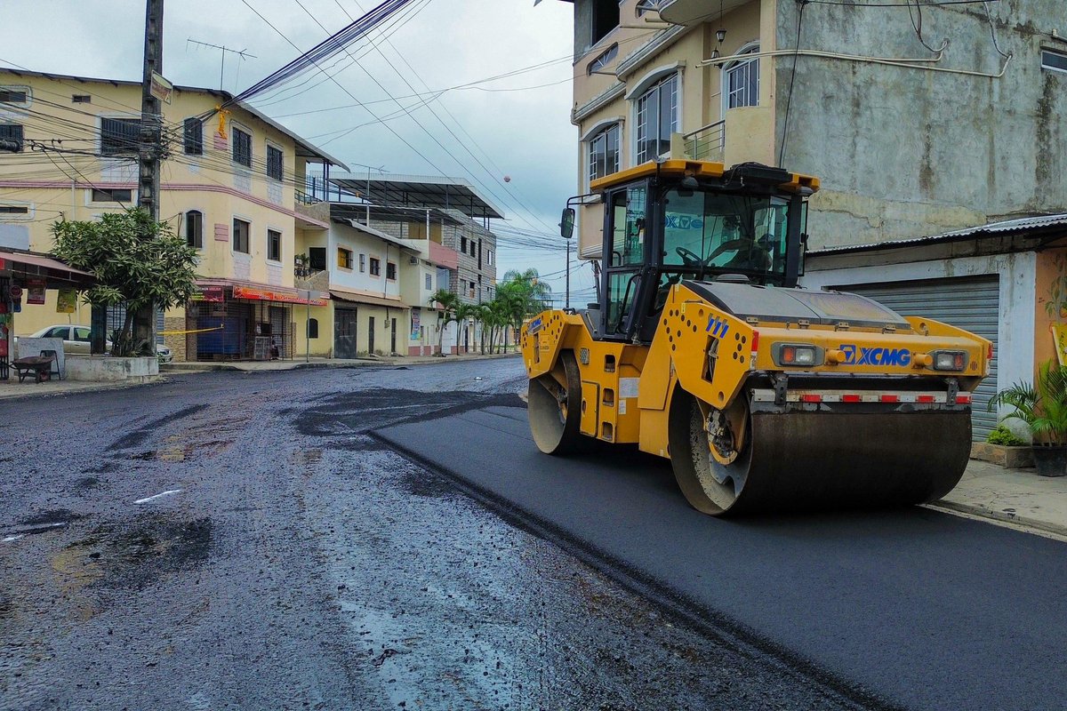 Asfaltado en Isidoro Acurio: 300 metros renovados entre Colón y Wahib Chedraui