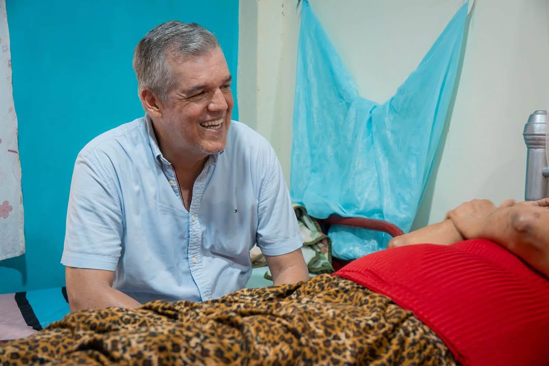 Juntas parroquiales de Milagro entregan sillas y alimentos a vecinos vulnerables