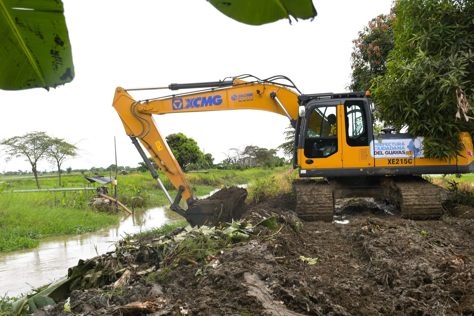 Prefectura del Guayas retira palizadas en Milagro y entrega ayuda a familias afectadas