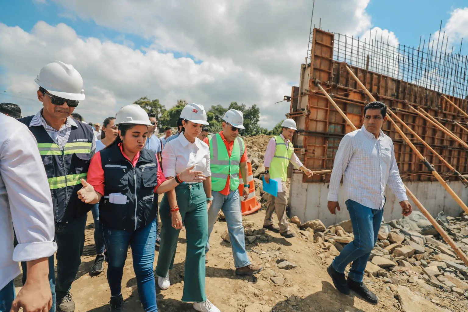 Prefectura del Guayas avanza en asfaltado de 75 km de vías rurales para conectar cantones