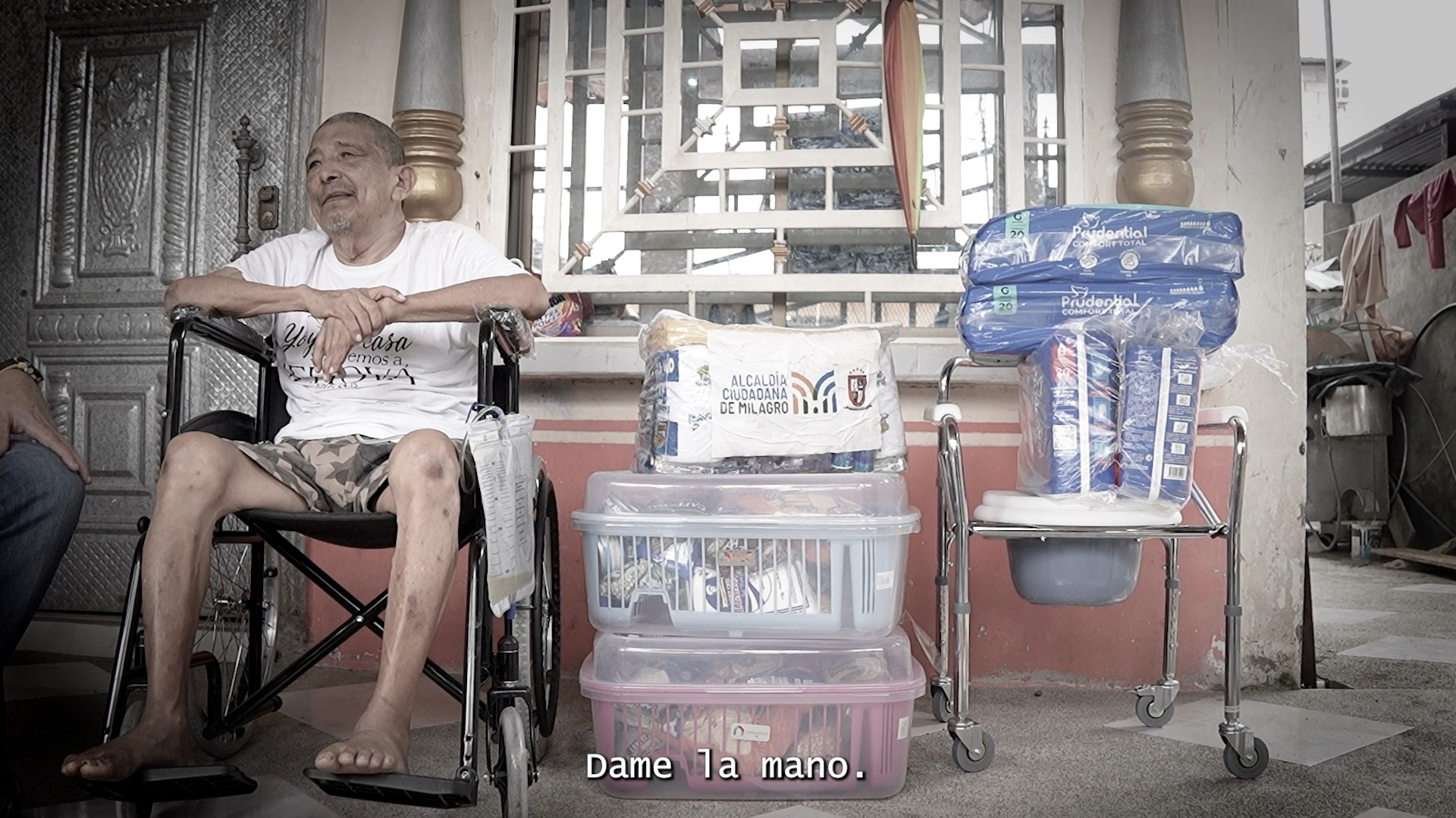Vecinos de Milagro reciben sillas de ruedas y kits de alimentos para mejorar su bienestar
