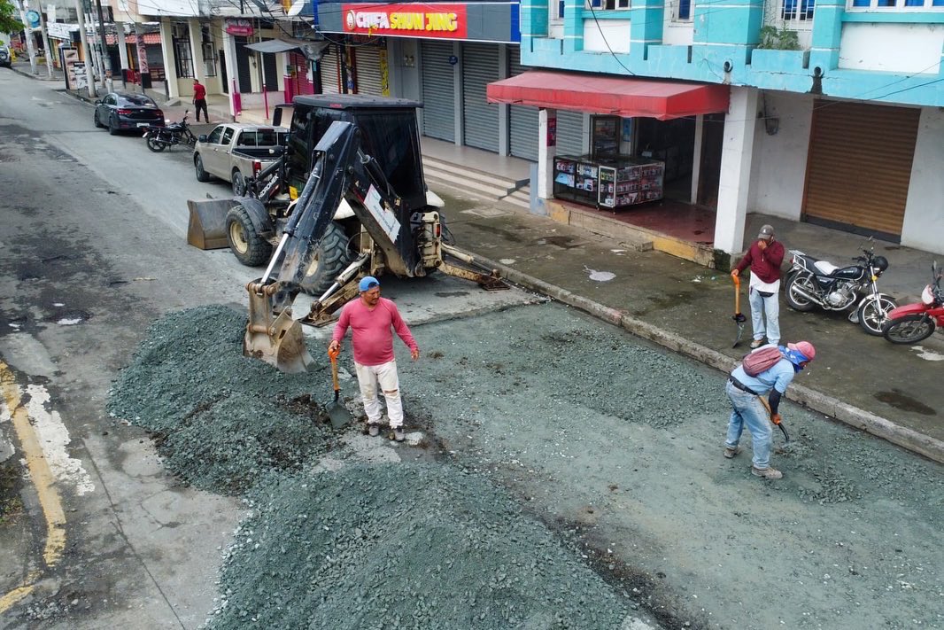 Trabajos de bacheo en Av. 17 de Septiembre obligan a tomar rutas alternas en Milagro