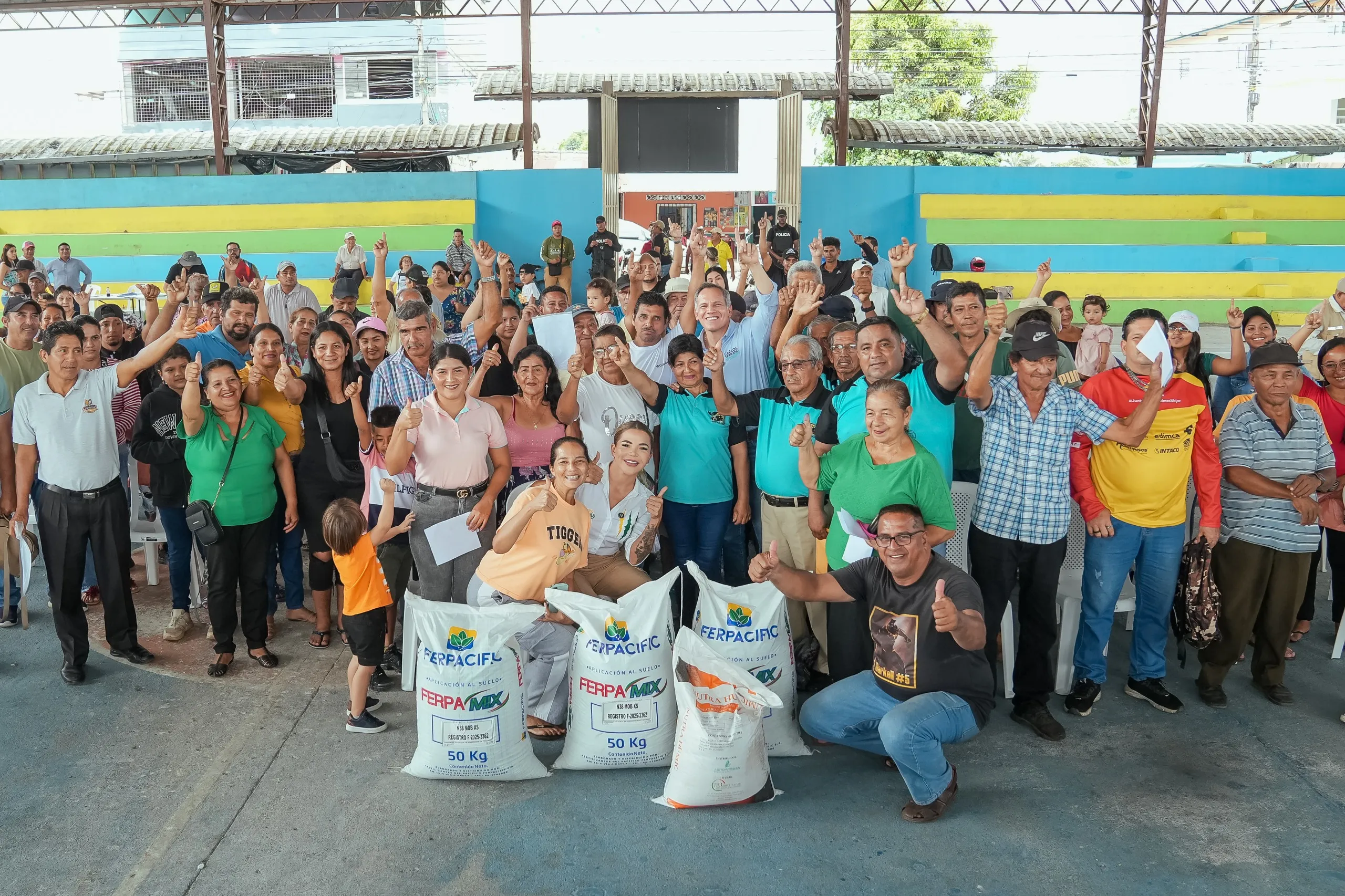 Prefectura del Guayas entrega insumos a bananeros de Milagro tras desborde del río