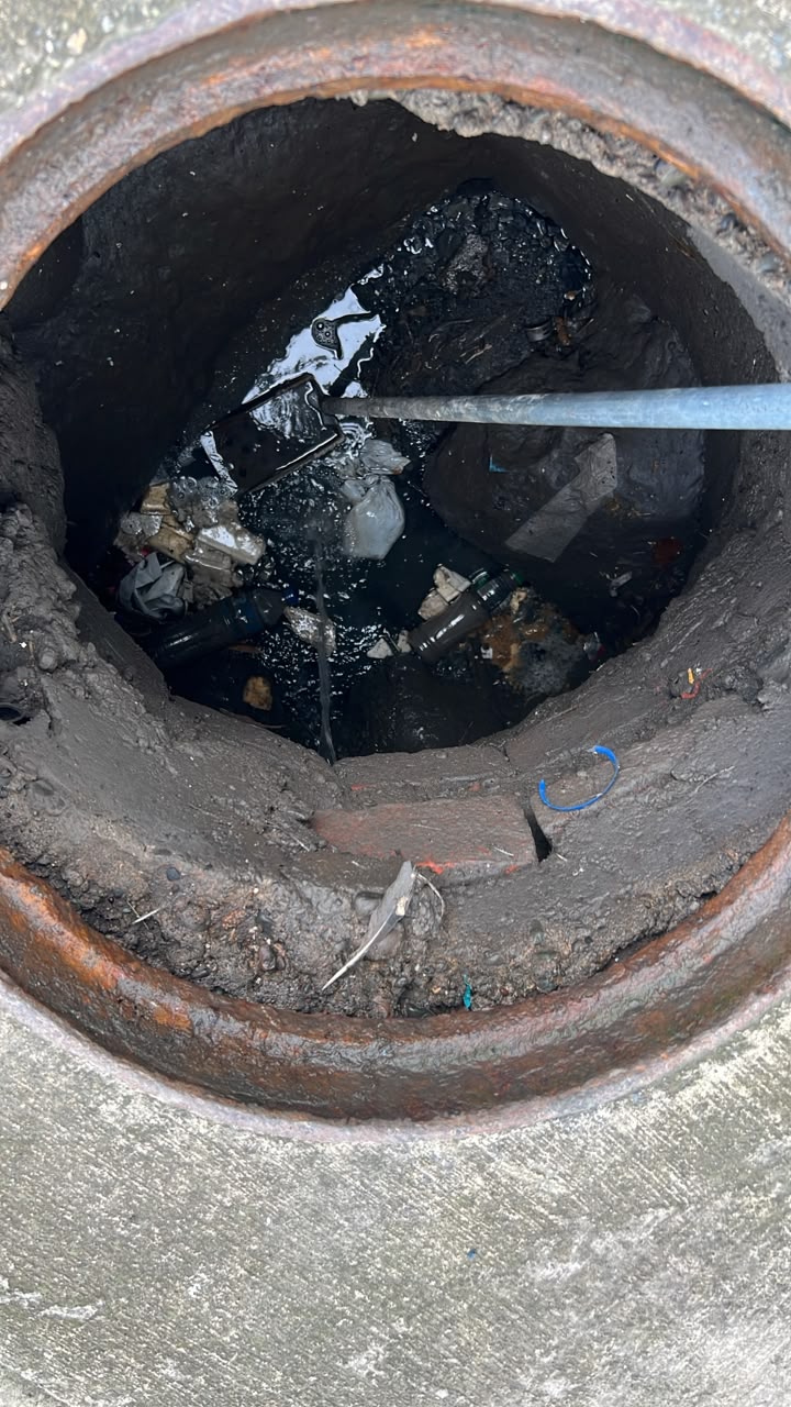 Roberto Astudillo: Junta Parroquial y EPAMIL limpian sumideros tras taponamientos por basura