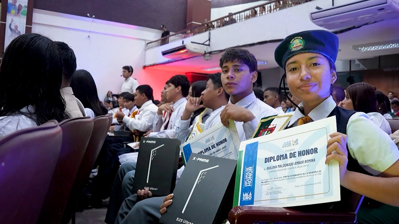 111 abanderados de Milagro reciben diplomas y tablets por excelencia académica