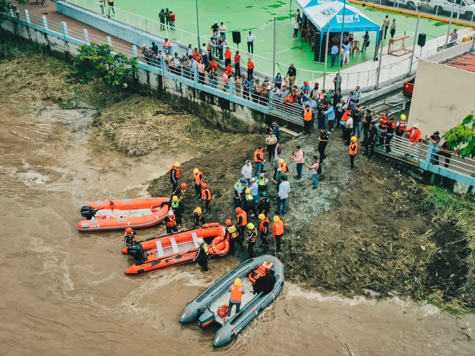Prefectura del Guayas entrega bote de rescate a Bomberos de Milagro para atender lluvias