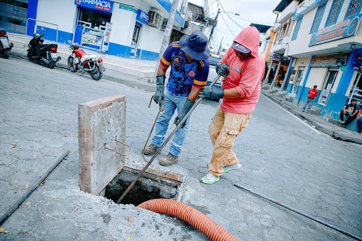 Municipio de Milagro limpia alcantarillas en Torres Causana y Enrique Valdez